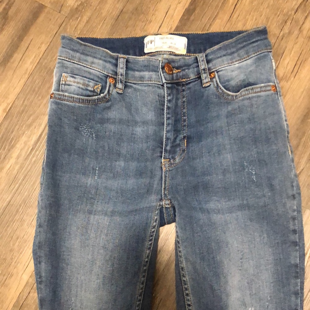 Free People Jeans Skinny Distressed Frayed Hems SZ 24 Blue Denim - Picture 4 of 7